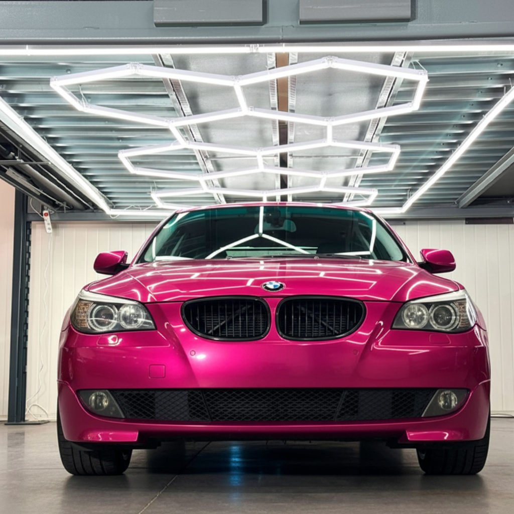 Pinkki auto ilman rekkaria